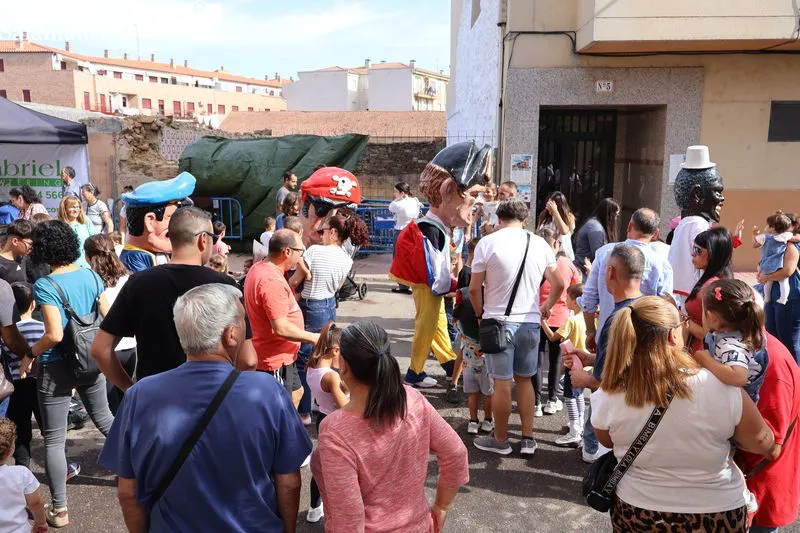 Foto 7 - Los cabezudos y una paella popular animan las fiestas del Barrio San Miguel
