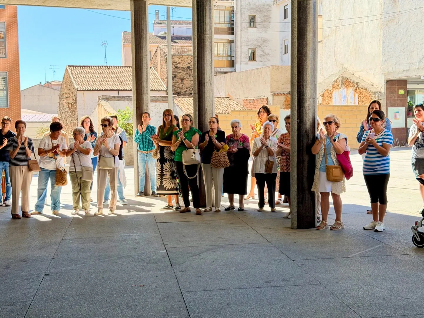 Foto 4 - Guijuelo conmemora el D&iacute;a Mundial del Alzheimer con la lectura de un manifiesto en la Plaza Mayor