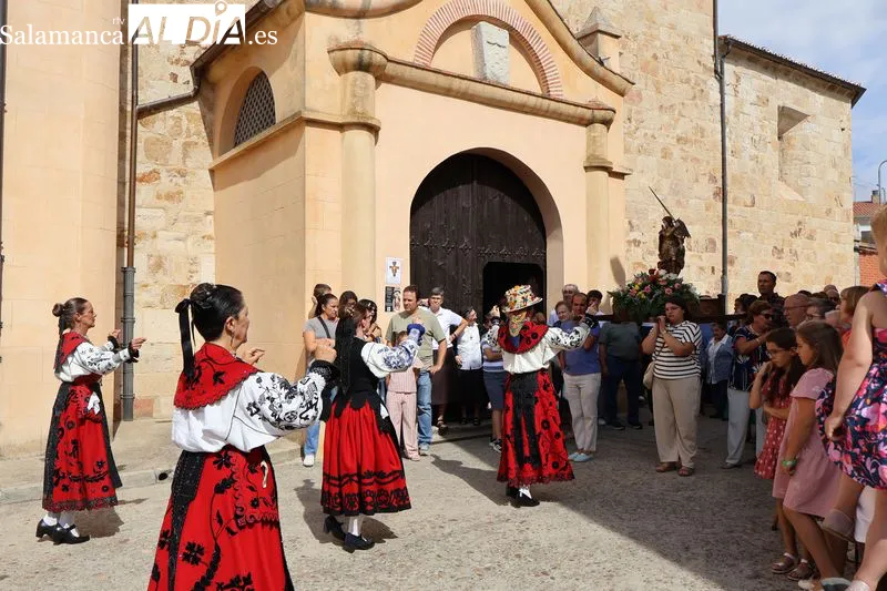 Foto 2 - San Miguel recorre las calles de su barrio arropado por numerosos vecinos
