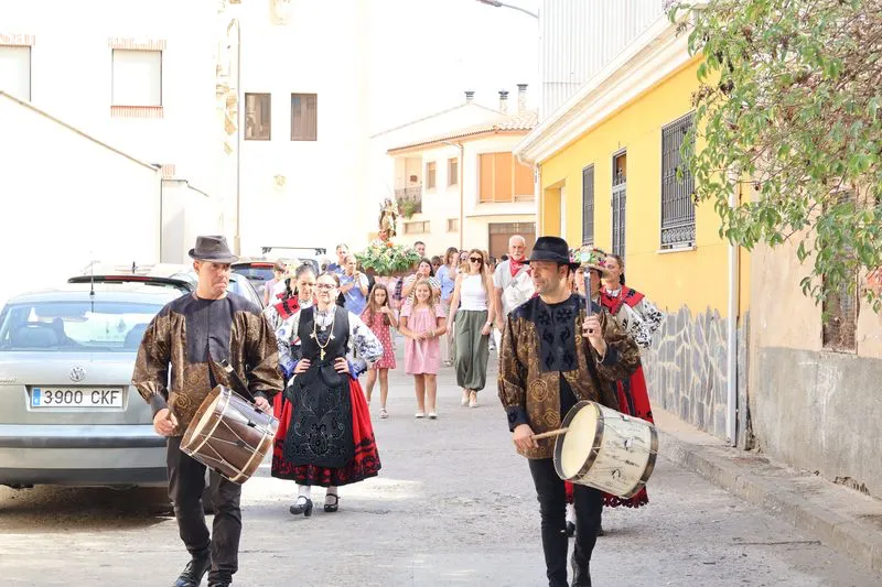 Foto 4 - San Miguel recorre las calles de su barrio arropado por numerosos vecinos
