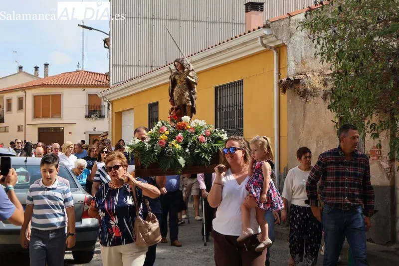 Foto 5 - San Miguel recorre las calles de su barrio arropado por numerosos vecinos