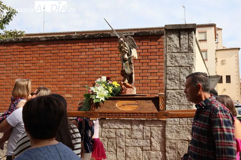 Foto 6 - San Miguel recorre las calles de su barrio arropado por numerosos vecinos