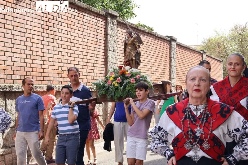 Foto 9 - San Miguel recorre las calles de su barrio arropado por numerosos vecinos
