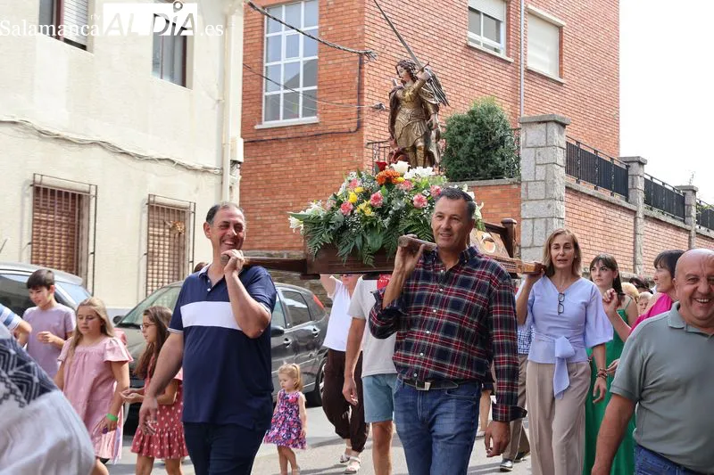 Foto 11 - San Miguel recorre las calles de su barrio arropado por numerosos vecinos