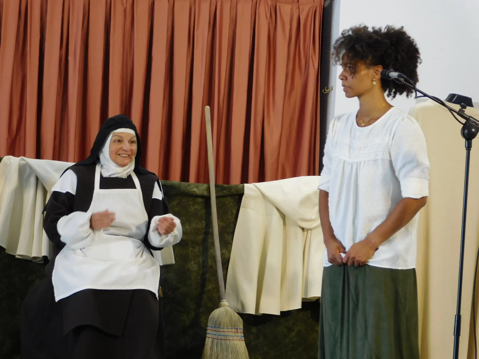Foto 4 - FOTOS | El teatro improvisado de Denis Rafter triunfa en Juzbado