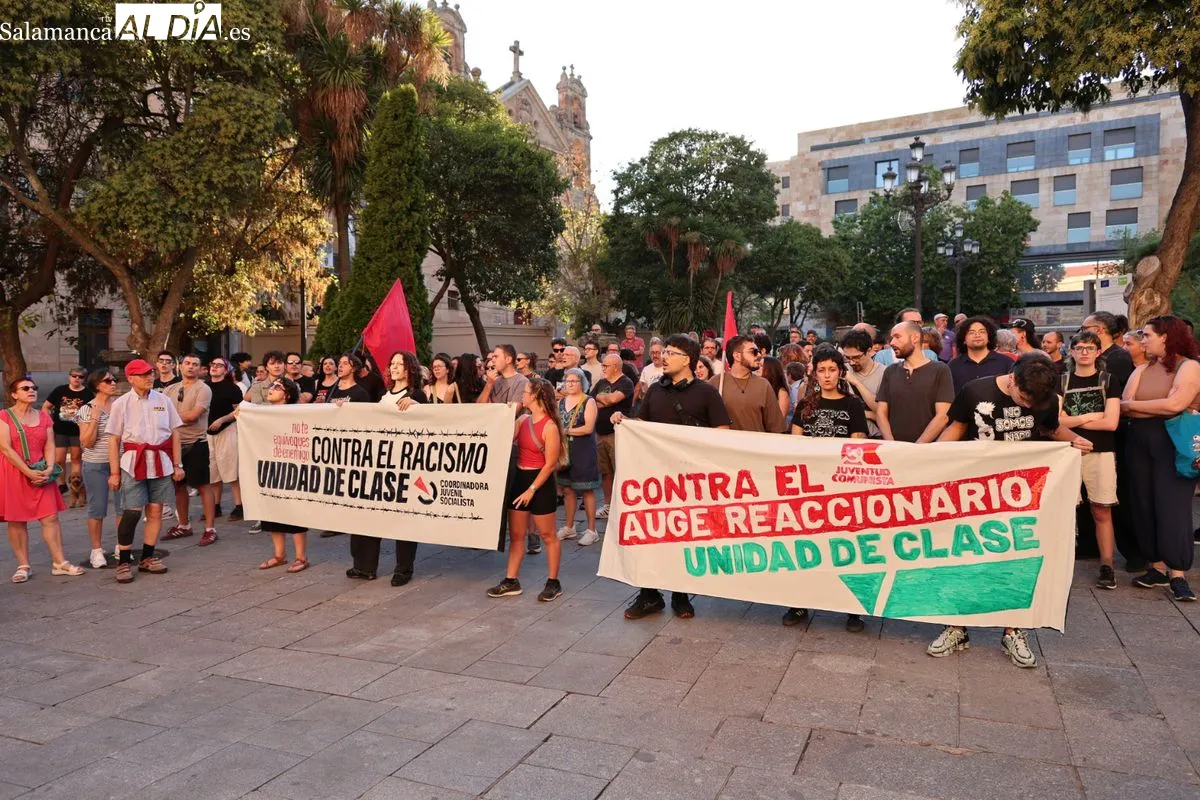 Apenas 50 personas se concentran contra el racismo en los Bandos | Fotos: David Sañudo