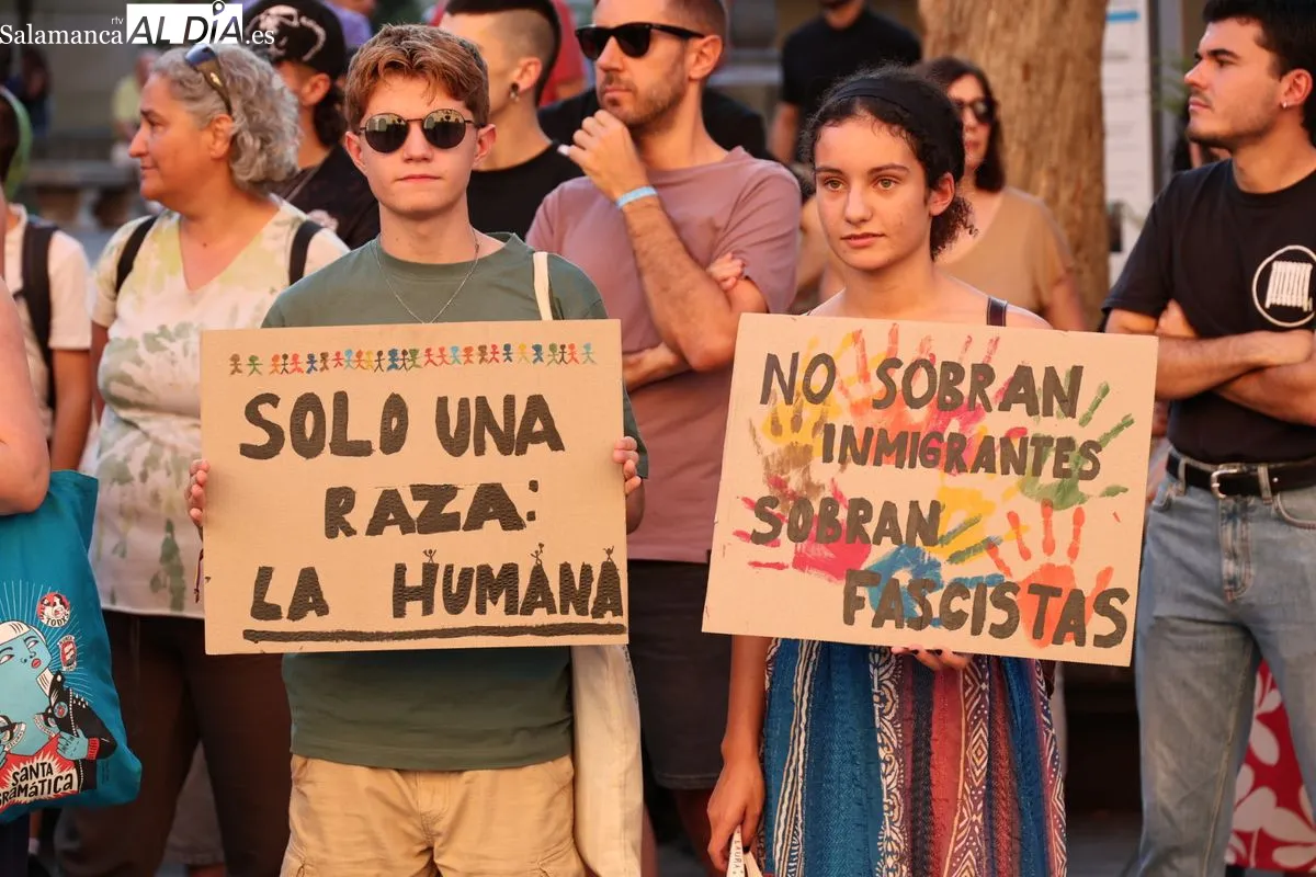 Apenas 50 personas se concentran contra el racismo en los Bandos | Fotos: David Sañudo