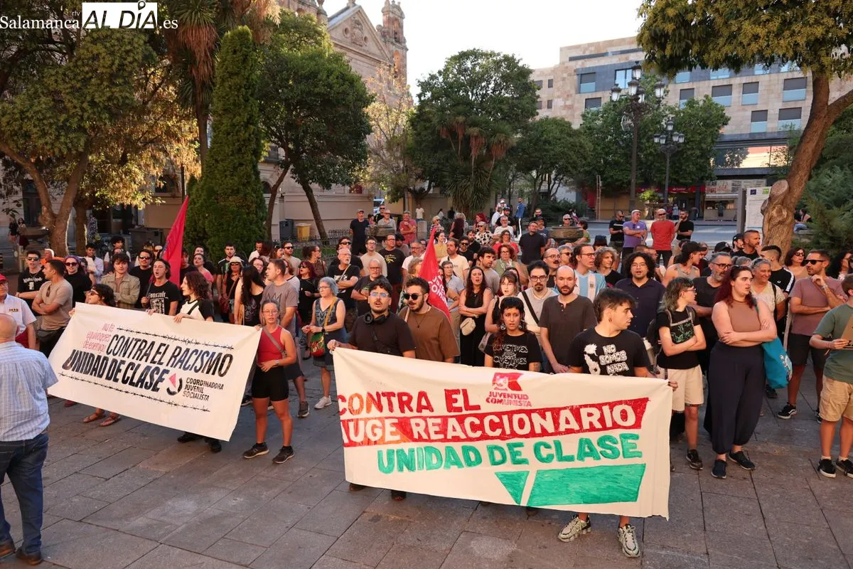 Apenas 50 personas se concentran contra el racismo en los Bandos | Fotos: David Sañudo