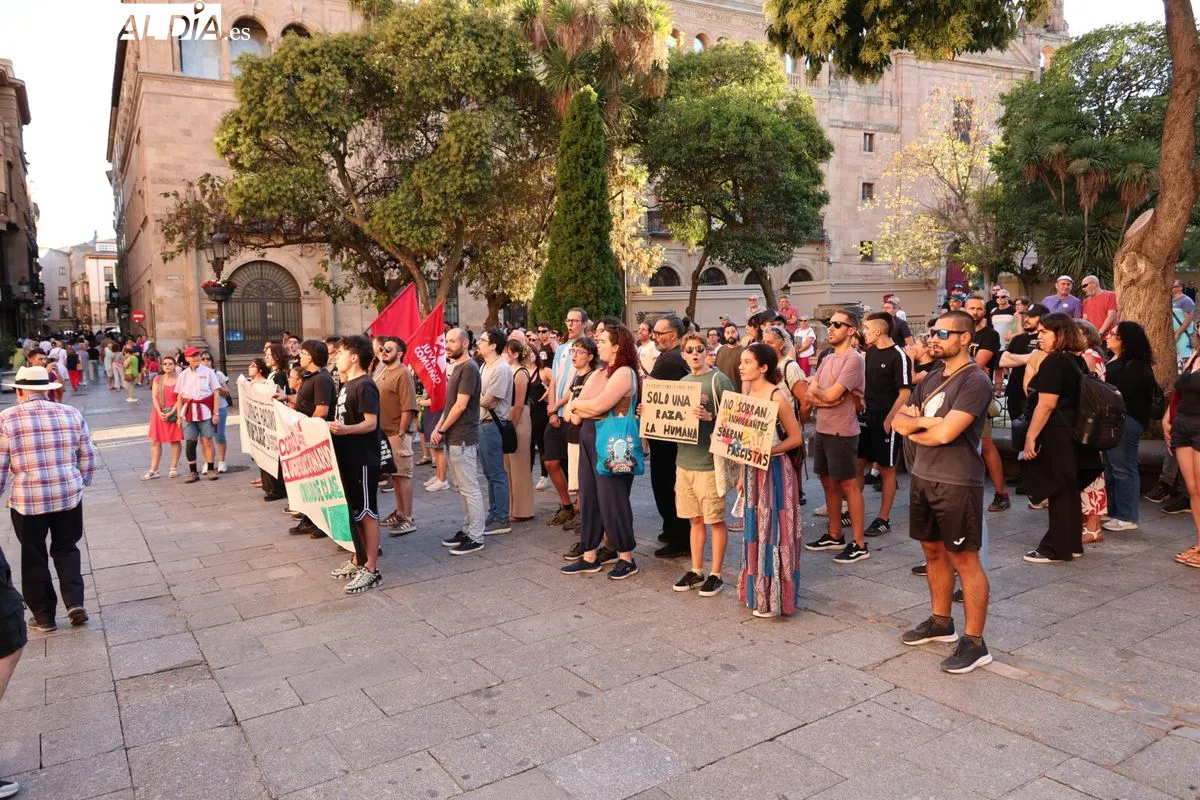 Apenas 50 personas se concentran contra el racismo en los Bandos | Fotos: David Sañudo