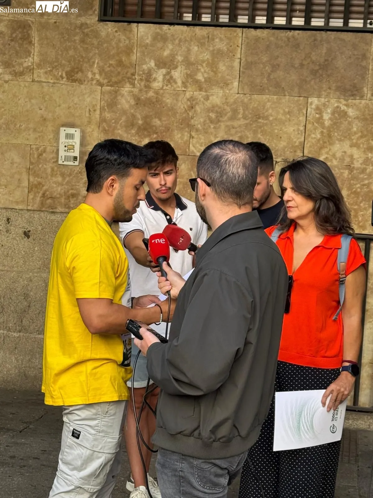 Movilización frente a la oficina principal de Correos en la Gran Vía de Salamanca. Foto A. M.