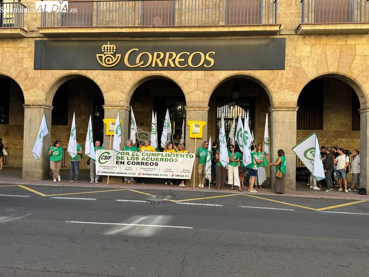 Movilización frente a la oficina principal de Correos en la Gran Vía de Salamanca. Foto A. M.
