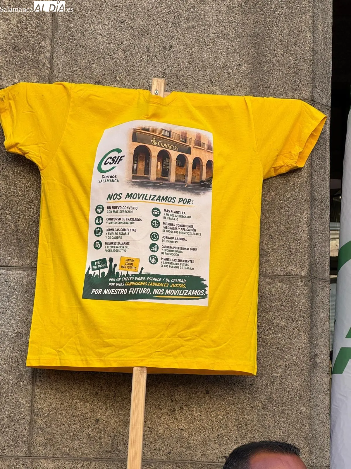 Movilización frente a la oficina principal de Correos en la Gran Vía de Salamanca. Foto A. M.