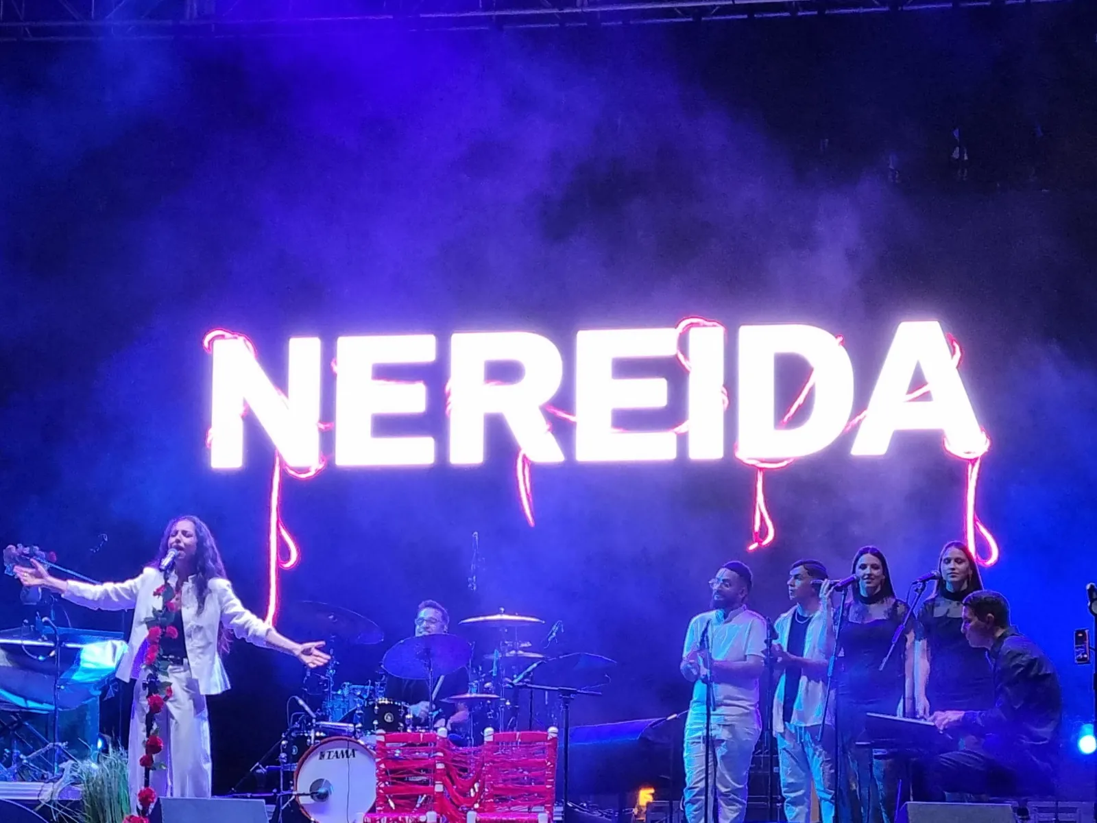 Foto 4 - Dos hermanas mitad mirobrigenses y mitad bejaranas, sobre el escenario salmantino como coristas en el concierto de Nereida