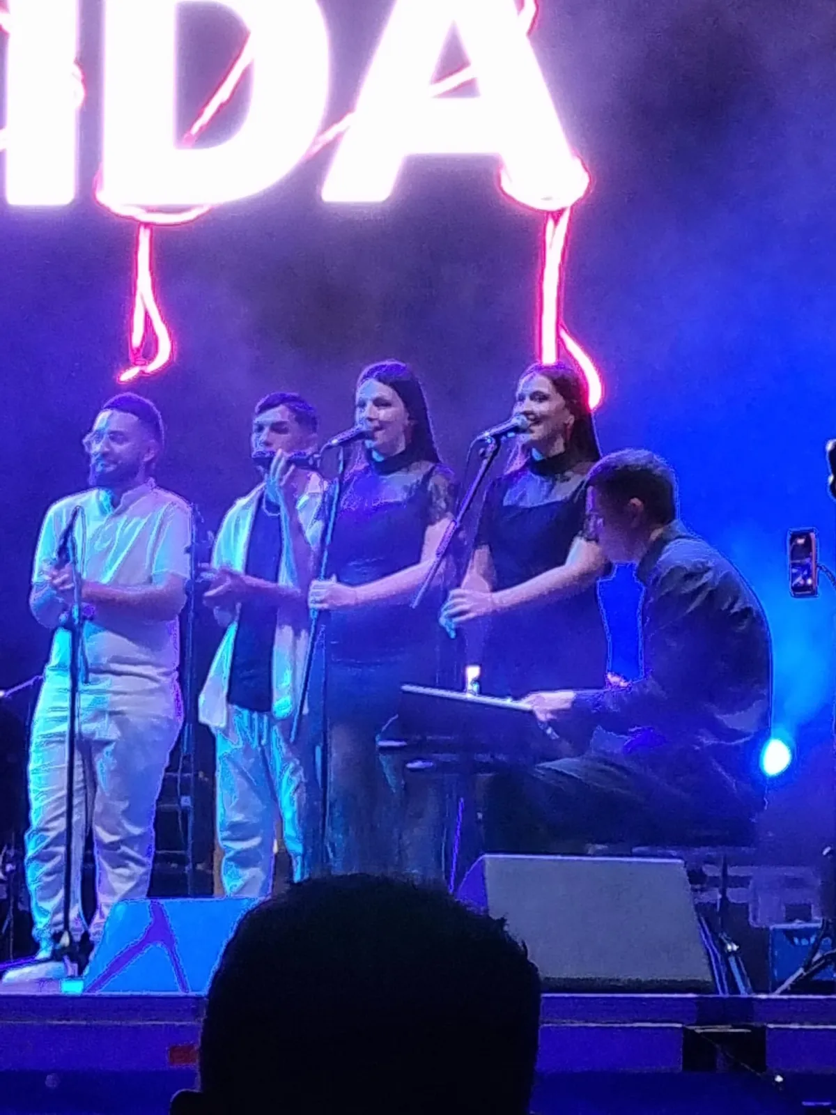 Foto 5 - Dos hermanas mitad mirobrigenses y mitad bejaranas, sobre el escenario salmantino como coristas en el concierto de Nereida