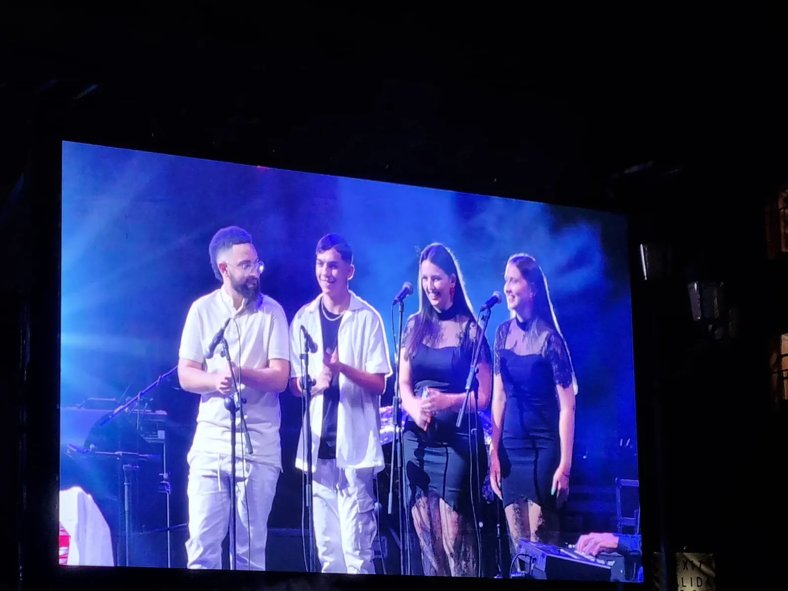 Foto 6 - Dos hermanas mitad mirobrigenses y mitad bejaranas, sobre el escenario salmantino como coristas en el concierto de Nereida