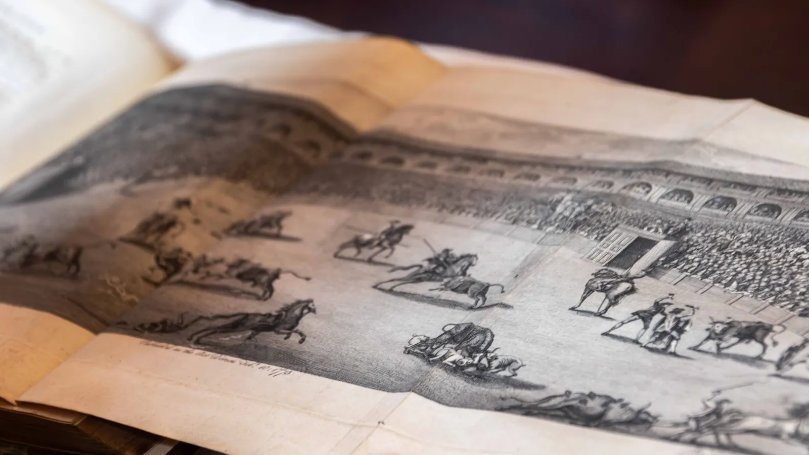 Ken Barrett dona un libro de viajes de 1775 a la USAL
