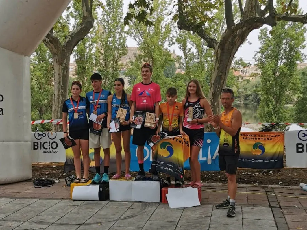 Foto 2 - FOTOS | La Escuela de Triatl&oacute;n Salmantina brilla en el regional de Acuatl&oacute;n