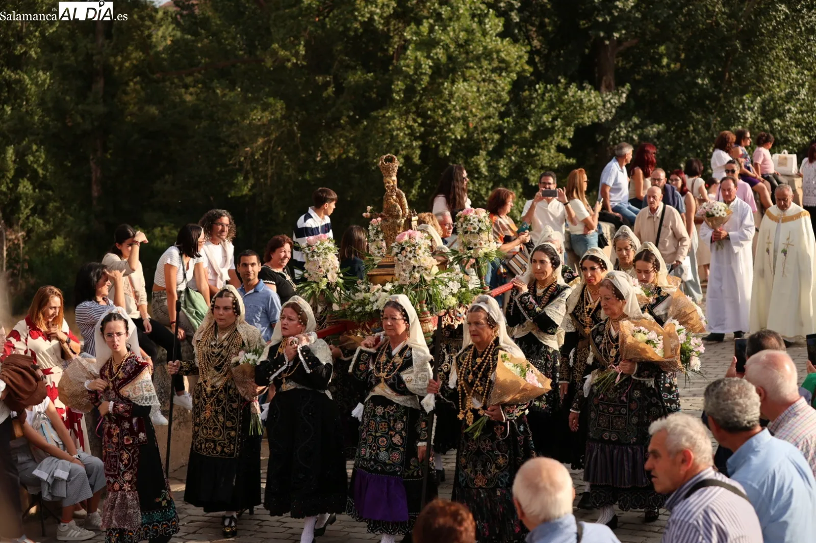 Ofrenda Floral de Salamanca: relevo joven en el desfile
