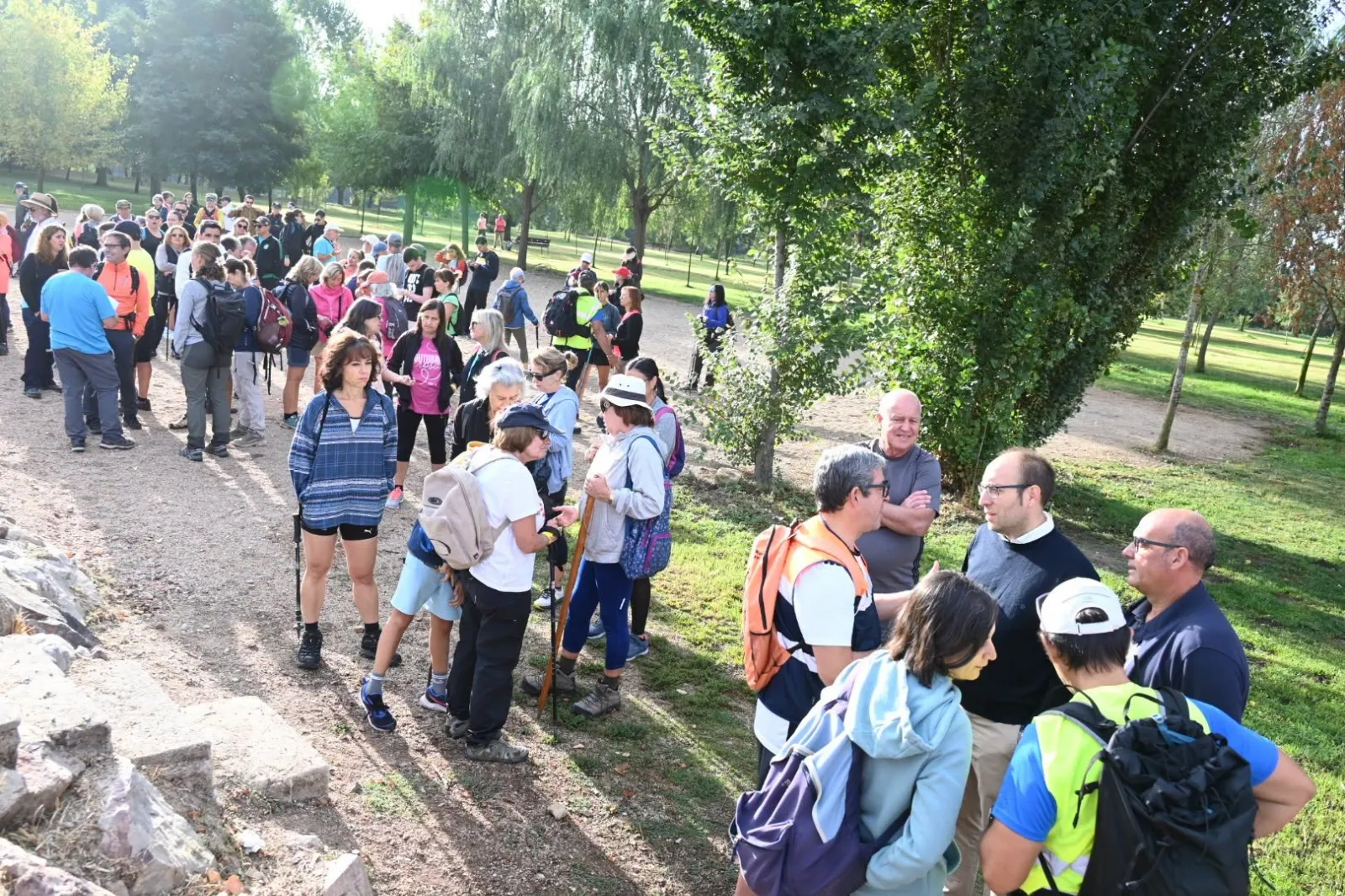 Foto 3 - M&aacute;s de cien senderistas participan en la `Ruta de la Raya Ib&eacute;rica&acute; de Ciudad Rodrigo 