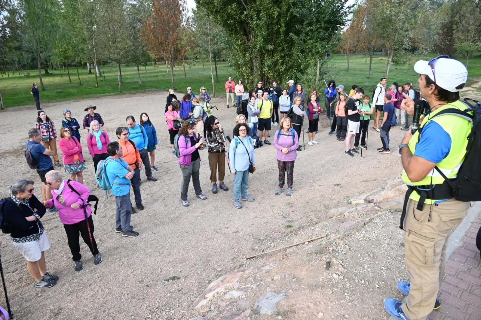 Foto 4 - M&aacute;s de cien senderistas participan en la `Ruta de la Raya Ib&eacute;rica&acute; de Ciudad Rodrigo 