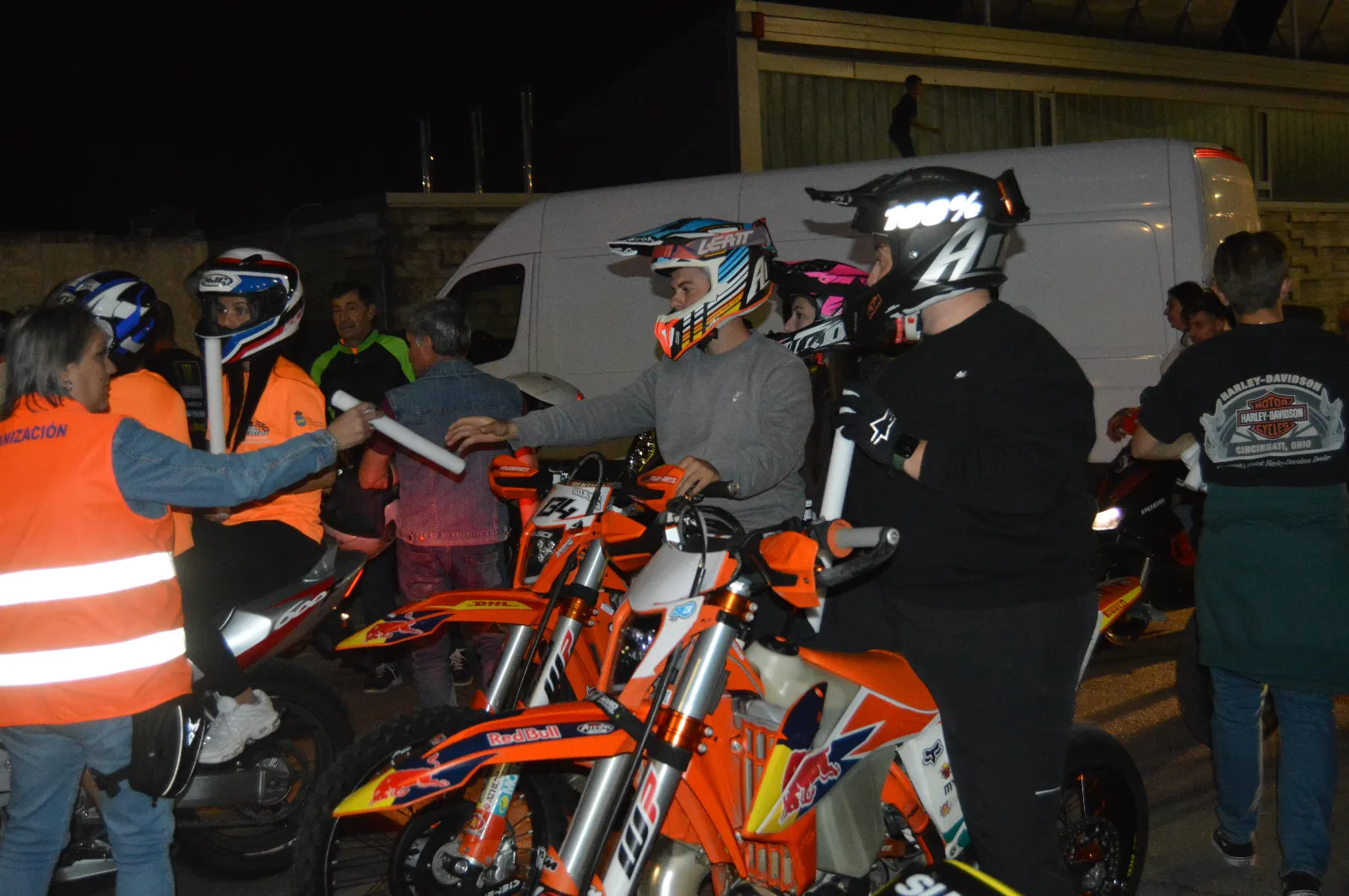 Foto 10 - El rugido de las motos y las bengalas vuelven a iluminar Ciudad Rodrigo en su ruta nocturna