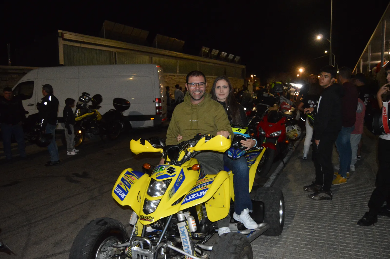 Foto 3 - El rugido de las motos y las bengalas vuelven a iluminar Ciudad Rodrigo en su ruta nocturna