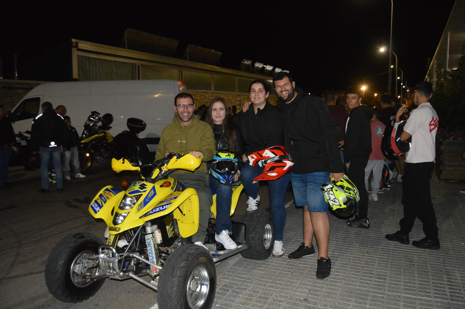 Foto 2 - El rugido de las motos y las bengalas vuelven a iluminar Ciudad Rodrigo en su ruta nocturna