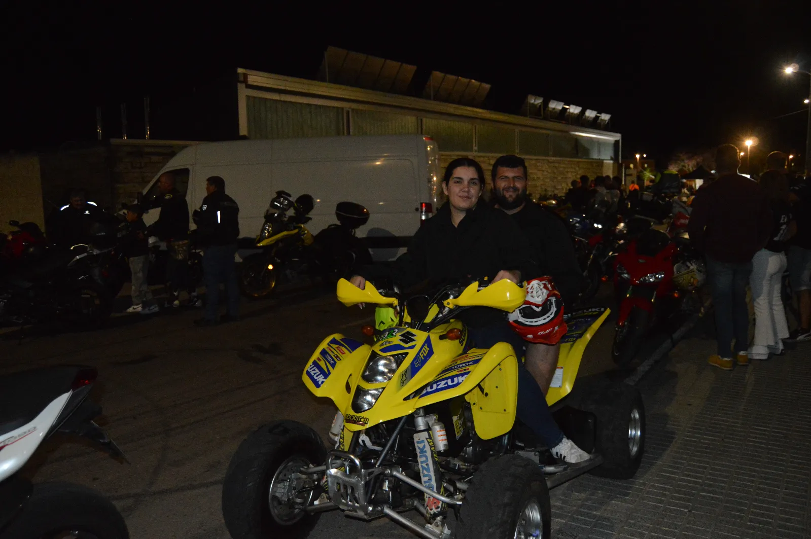 Foto 4 - El rugido de las motos y las bengalas vuelven a iluminar Ciudad Rodrigo en su ruta nocturna