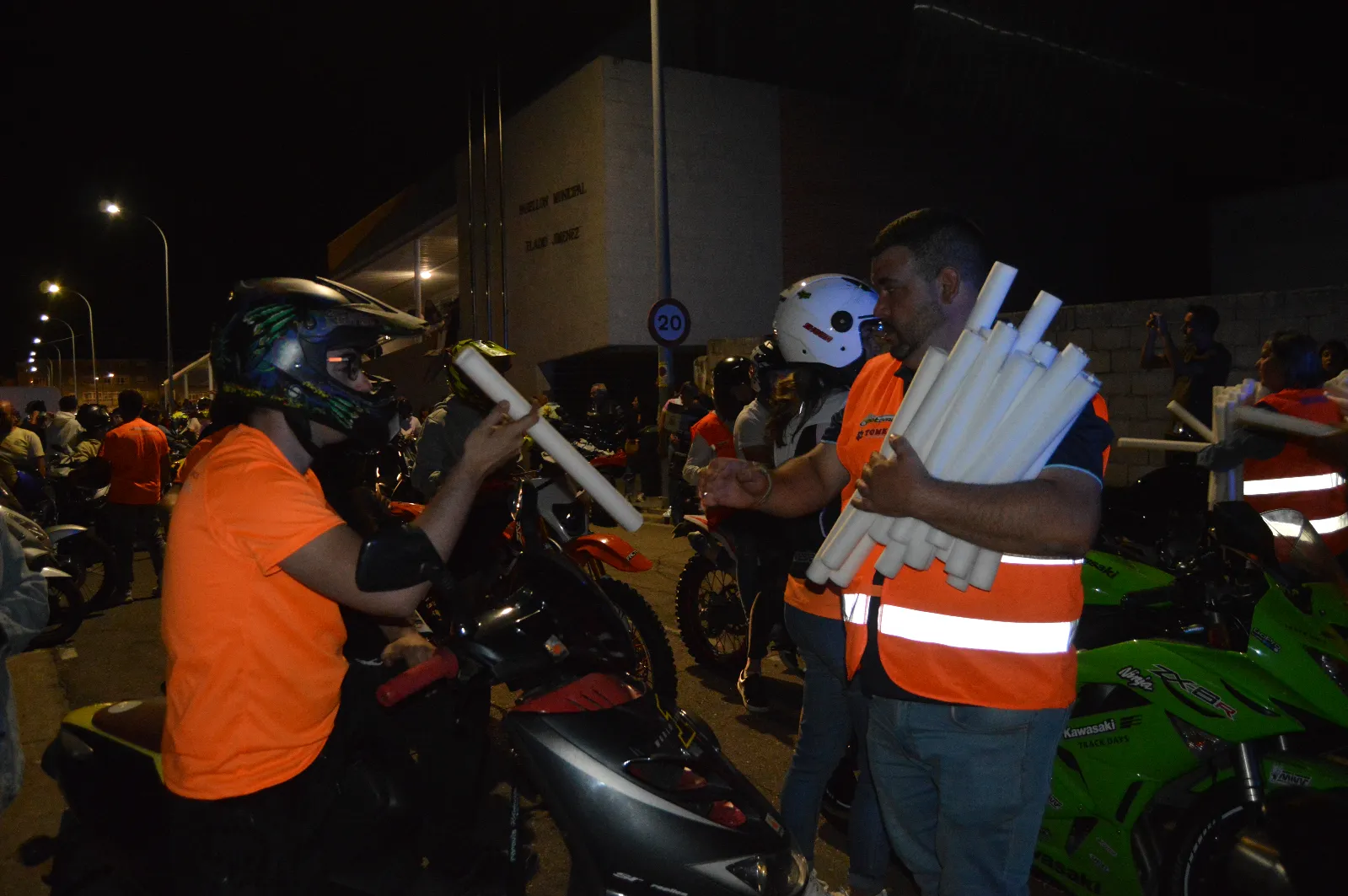 Foto 5 - El rugido de las motos y las bengalas vuelven a iluminar Ciudad Rodrigo en su ruta nocturna