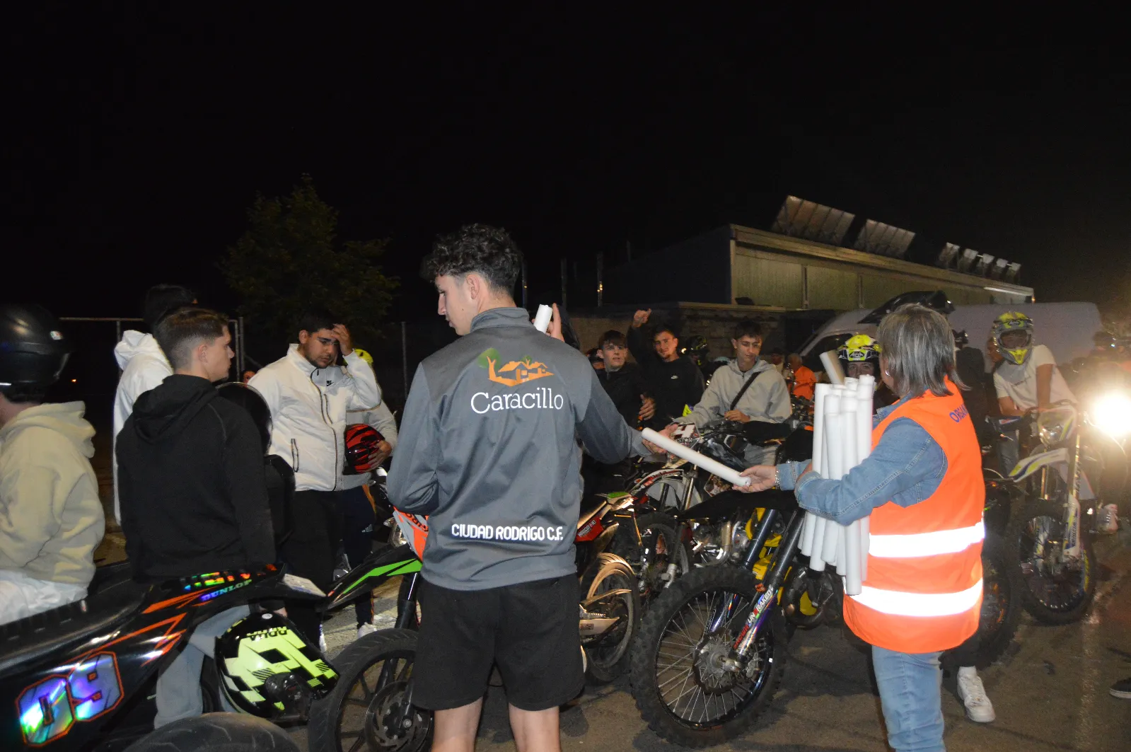 Foto 6 - El rugido de las motos y las bengalas vuelven a iluminar Ciudad Rodrigo en su ruta nocturna
