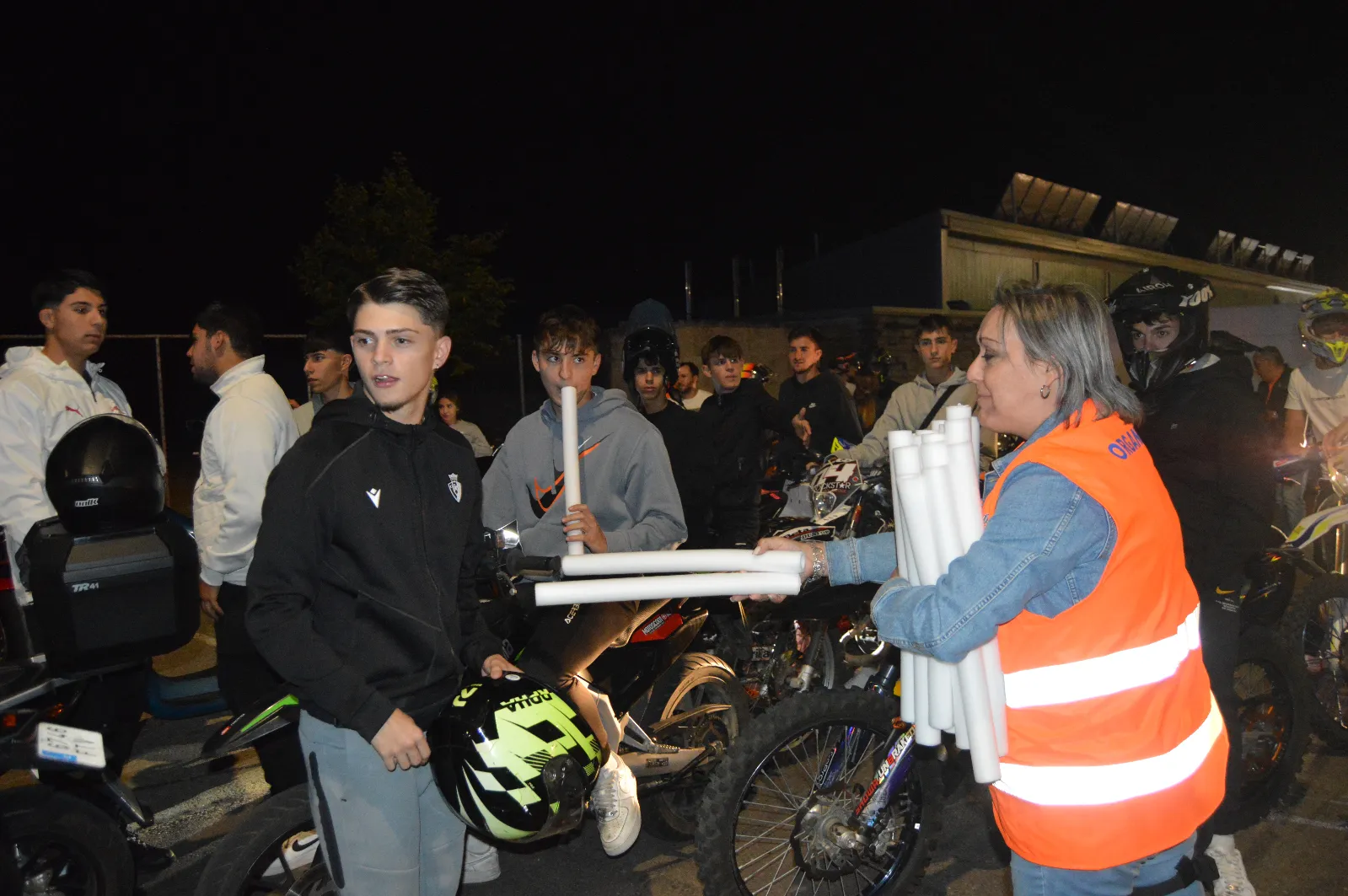 Foto 7 - El rugido de las motos y las bengalas vuelven a iluminar Ciudad Rodrigo en su ruta nocturna