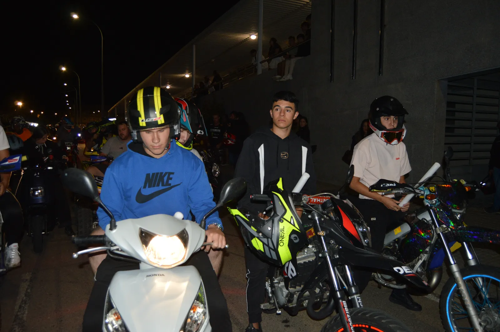 Foto 8 - El rugido de las motos y las bengalas vuelven a iluminar Ciudad Rodrigo en su ruta nocturna