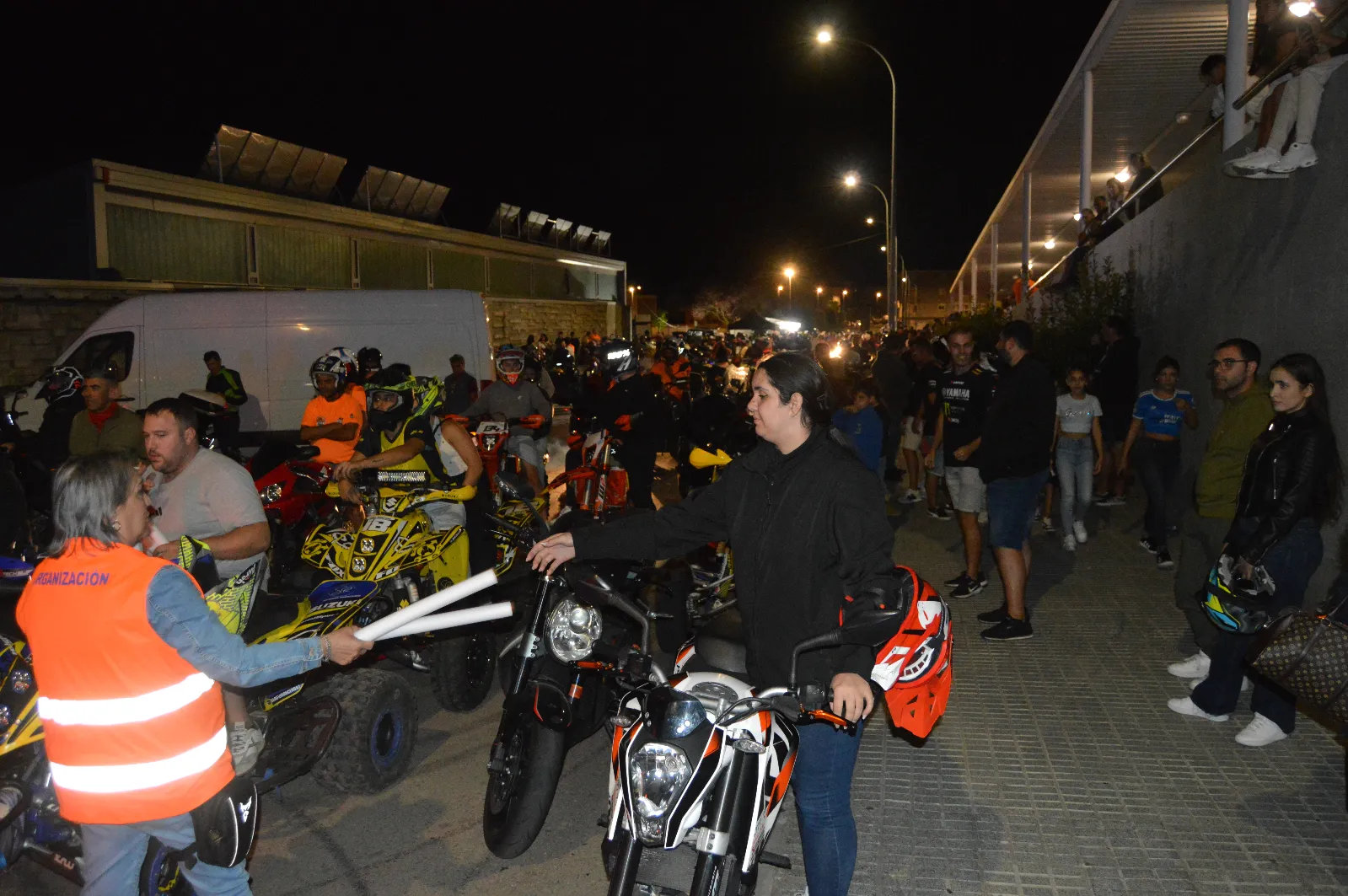 Foto 9 - El rugido de las motos y las bengalas vuelven a iluminar Ciudad Rodrigo en su ruta nocturna