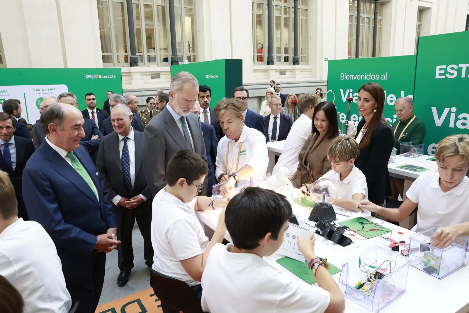 El Rey inaugura la exposición Un viaje electrizante de Iberdrola