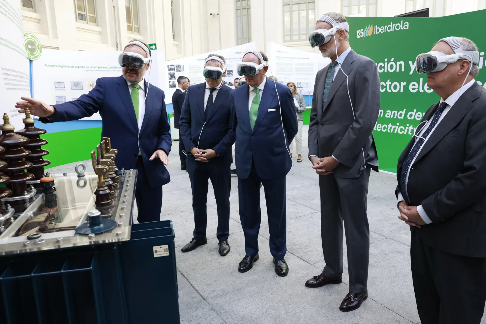 Foto 2 - El Rey Felipe VI e Ignacio Gal&aacute;n inauguran la exposici&oacute;n 'Un viaje electrizante' en Madrid
