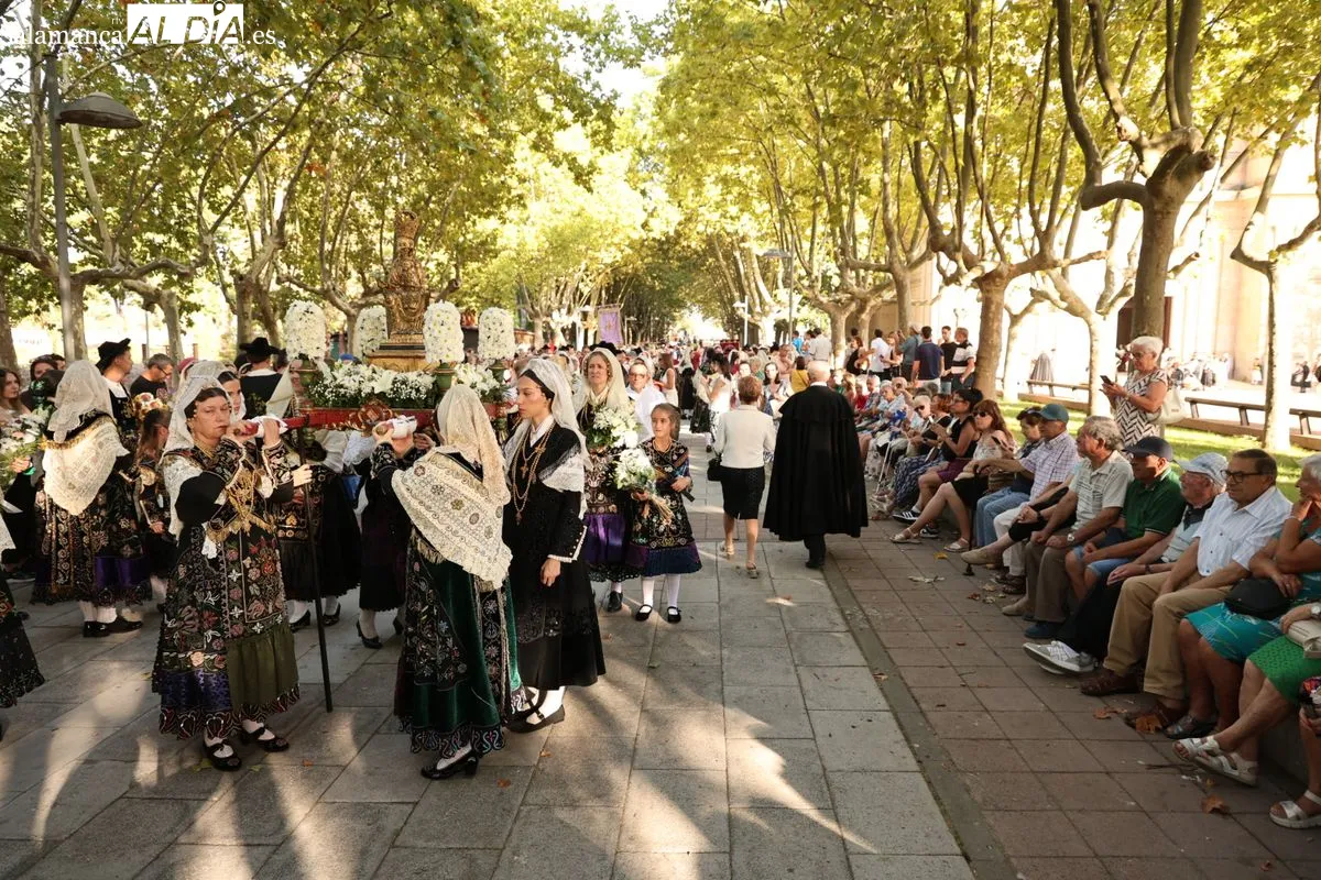 La XXXVI Ofrenda Floral cruza el Puente Romano para honrar a la Virgen de la Vega | FOTOS: David Sañudo