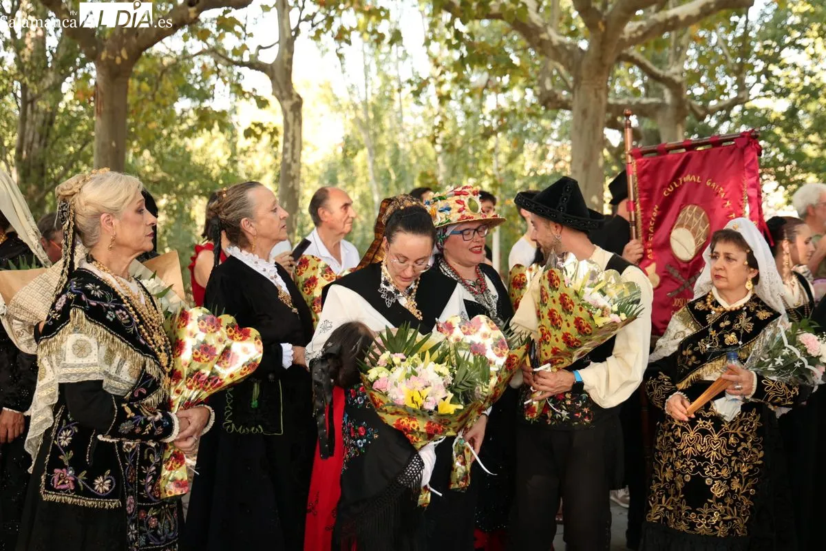 La XXXVI Ofrenda Floral cruza el Puente Romano para honrar a la Virgen de la Vega | FOTOS: David Sañudo