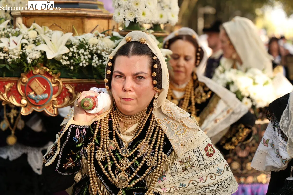 La XXXVI Ofrenda Floral cruza el Puente Romano para honrar a la Virgen de la Vega | FOTOS: David Sañudo