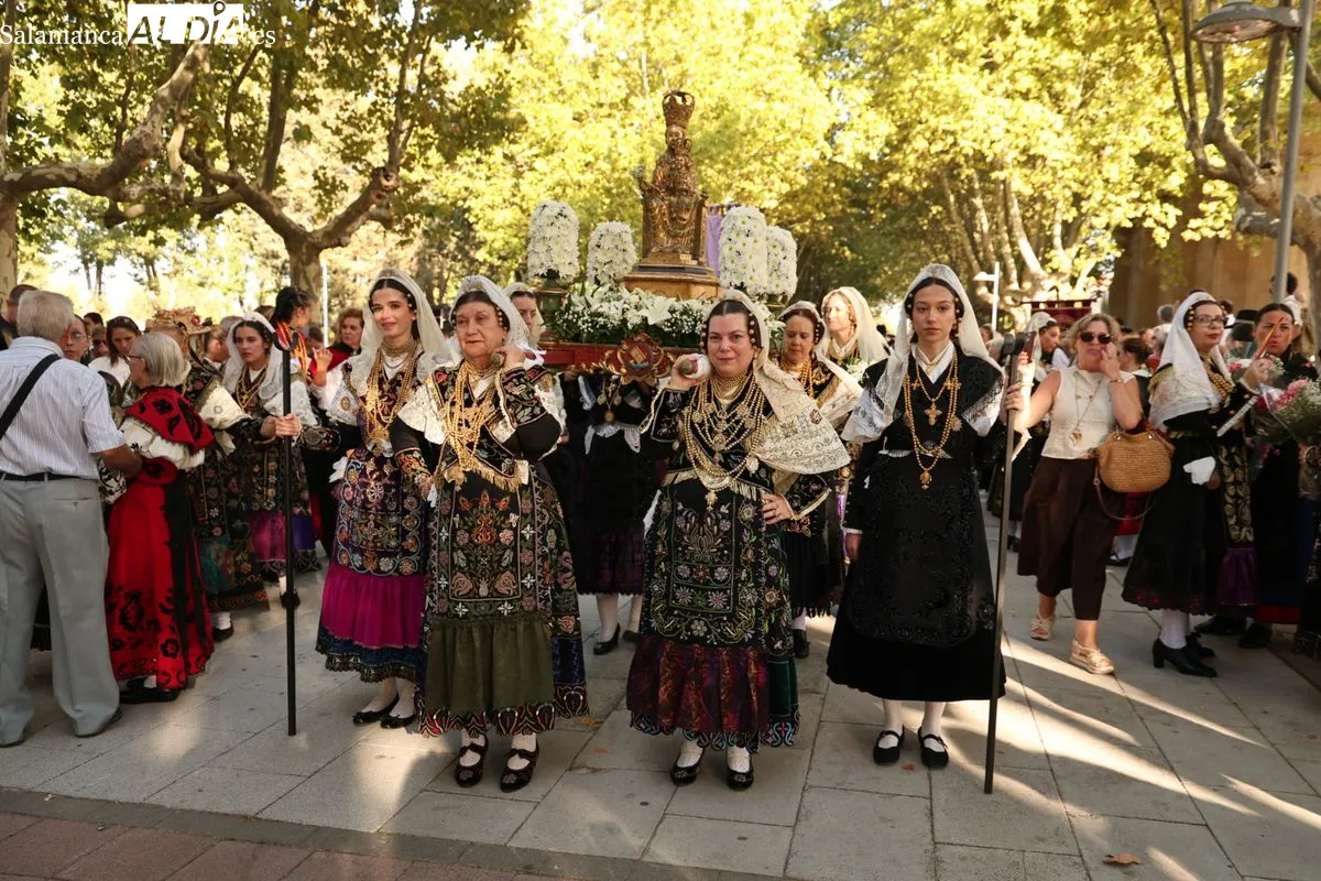 La XXXVI Ofrenda Floral cruza el Puente Romano para honrar a la Virgen de la Vega | FOTOS: David Sañudo