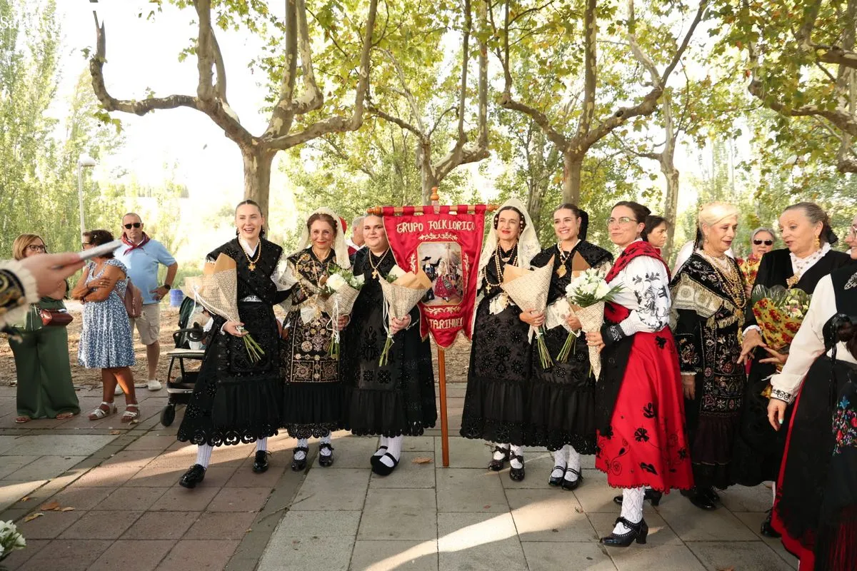 La XXXVI Ofrenda Floral cruza el Puente Romano para honrar a la Virgen de la Vega | FOTOS: David Sañudo