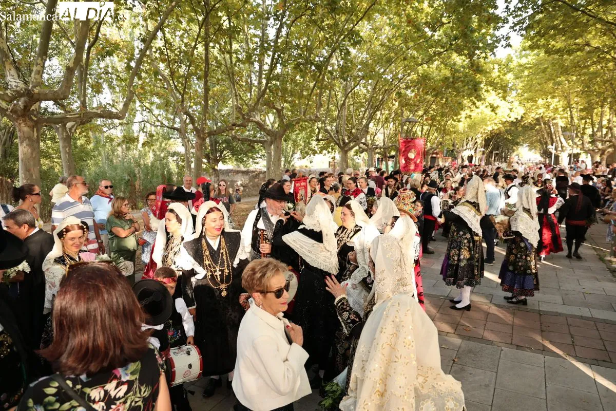 La XXXVI Ofrenda Floral cruza el Puente Romano para honrar a la Virgen de la Vega | FOTOS: David Sañudo