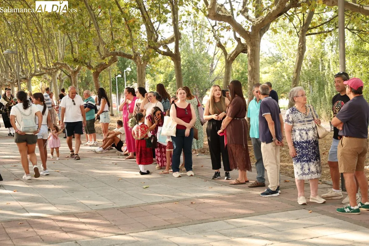 La XXXVI Ofrenda Floral cruza el Puente Romano para honrar a la Virgen de la Vega | FOTOS: David Sañudo