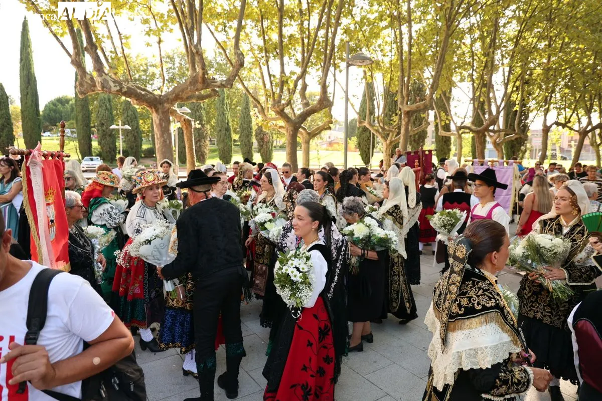 La XXXVI Ofrenda Floral cruza el Puente Romano para honrar a la Virgen de la Vega | FOTOS: David Sañudo