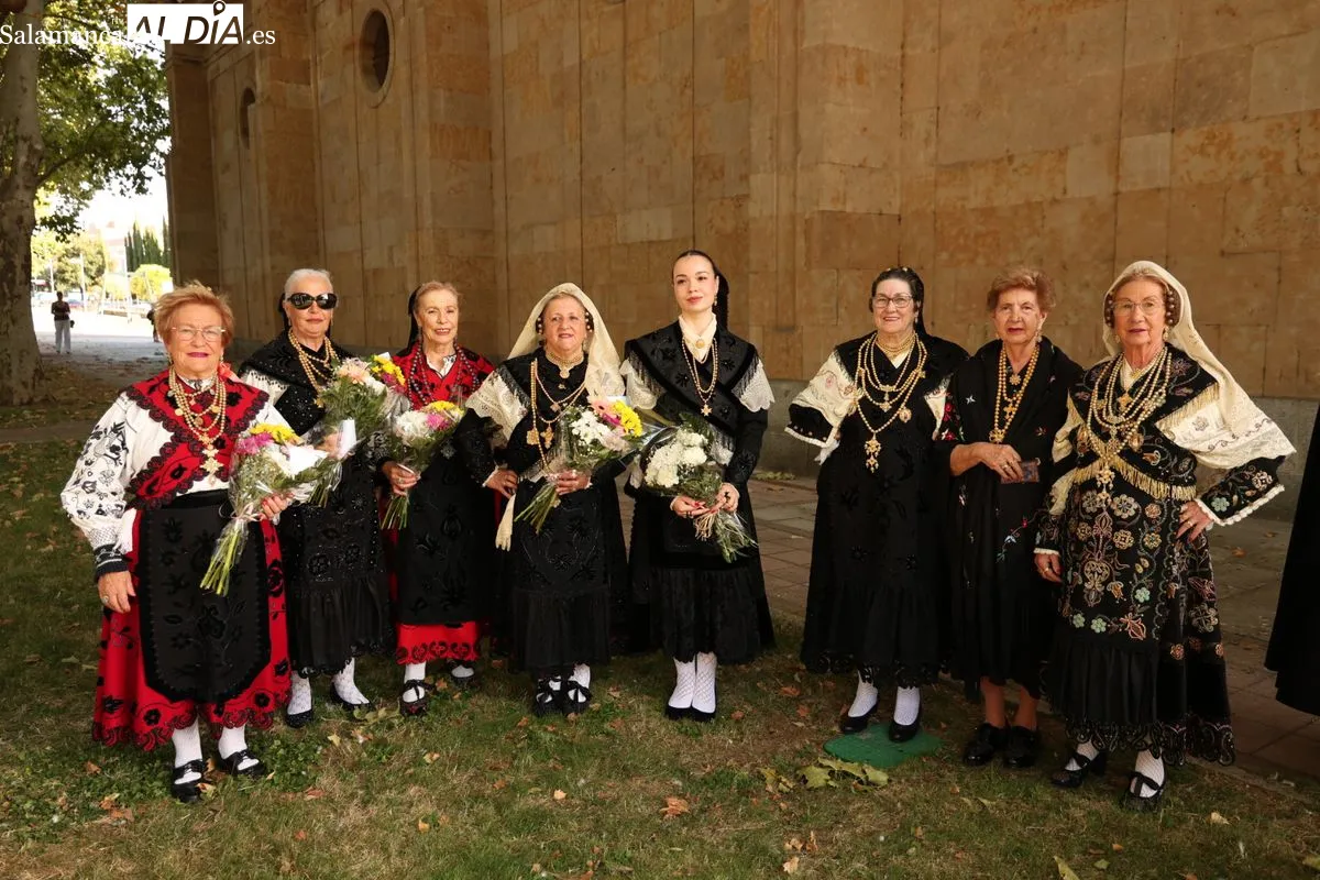 La XXXVI Ofrenda Floral cruza el Puente Romano para honrar a la Virgen de la Vega | FOTOS: David Sañudo