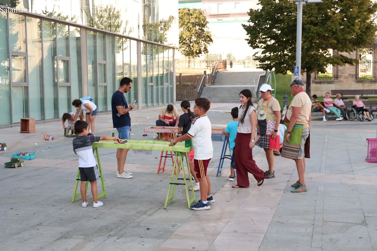 Juegos con materiales reciclados con el Festival de Artes de Calle | FOTOS: David Sañudo