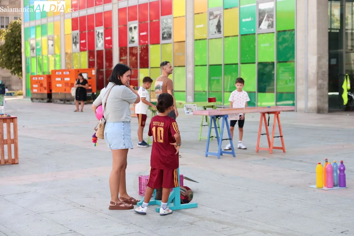Juegos con materiales reciclados con el Festival de Artes de Calle | FOTOS: David Sañudo