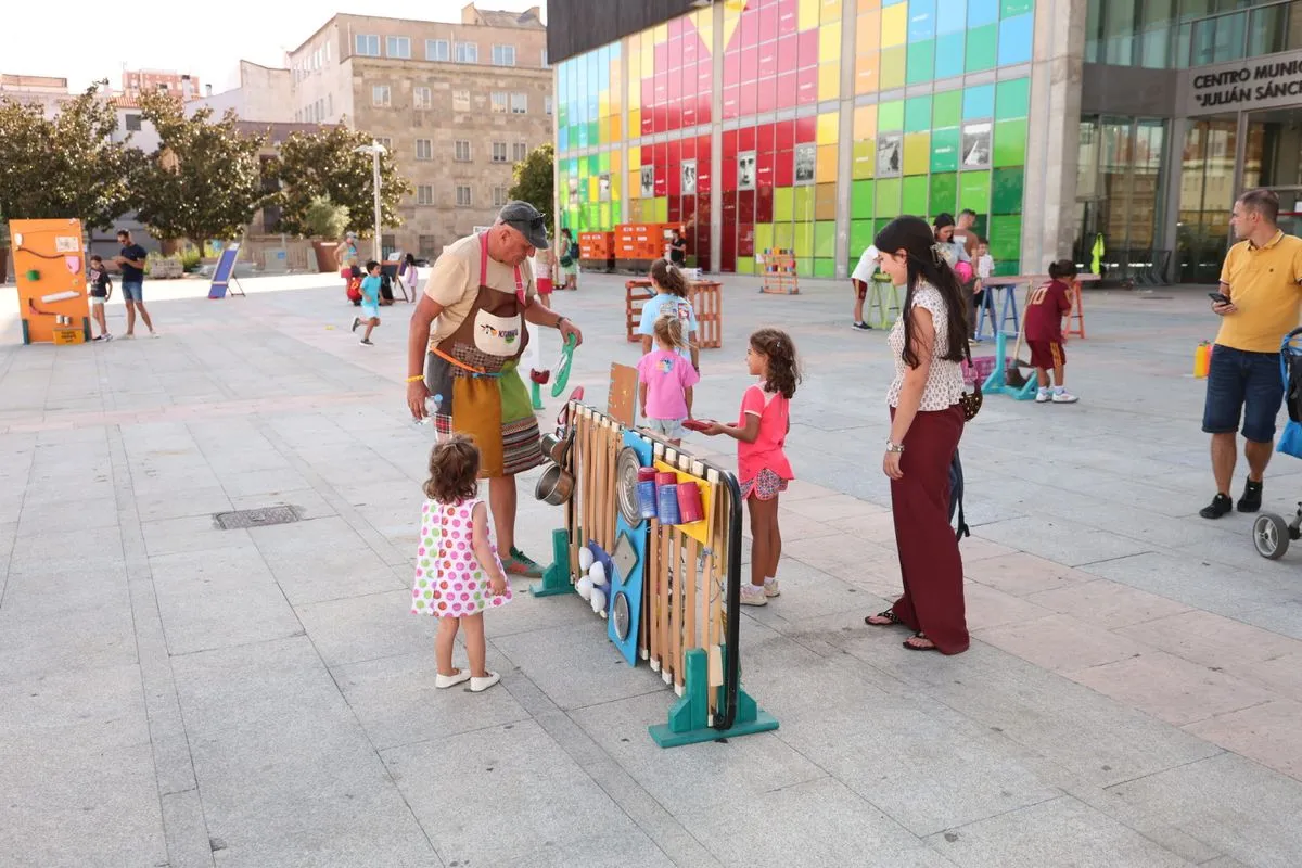 Juegos con materiales reciclados con el Festival de Artes de Calle | FOTOS: David Sañudo