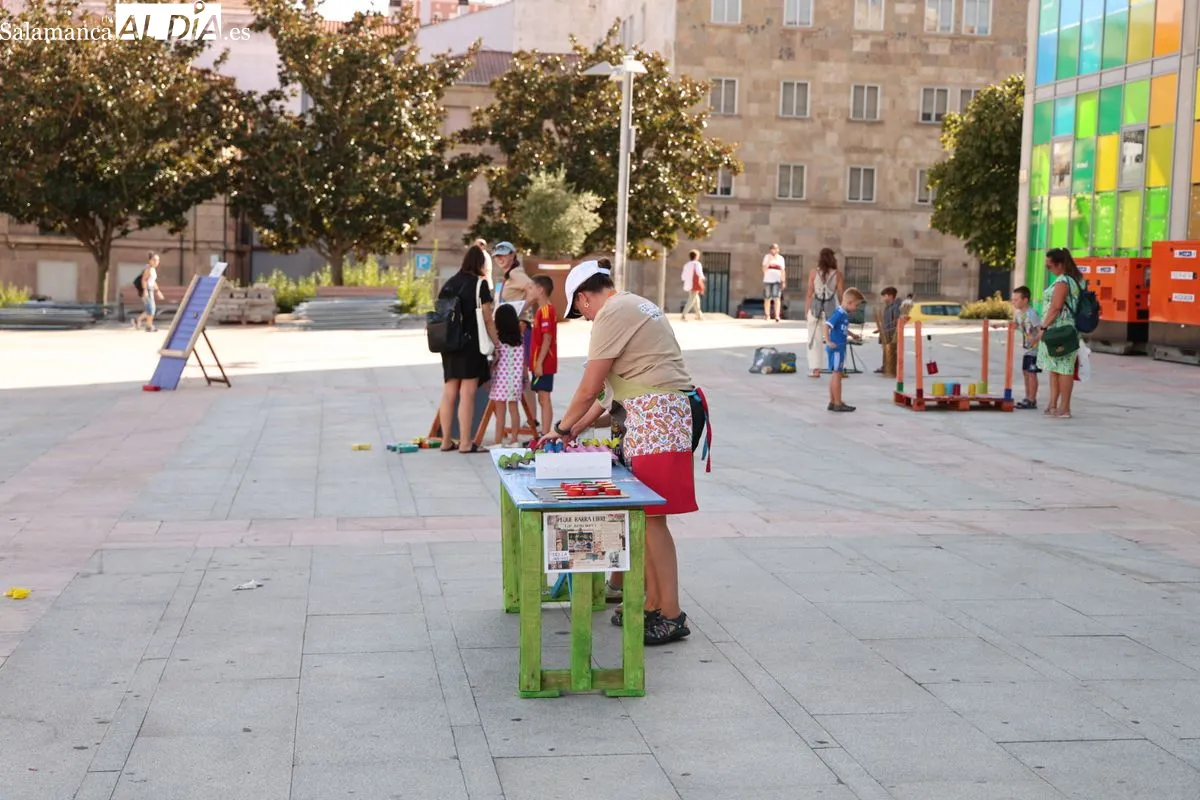 Juegos con materiales reciclados con el Festival de Artes de Calle | FOTOS: David Sañudo