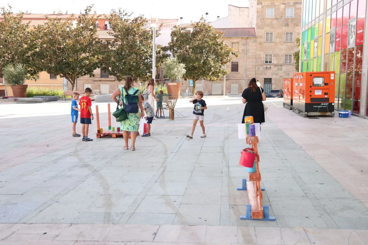 Juegos con materiales reciclados con el Festival de Artes de Calle | FOTOS: David Sañudo