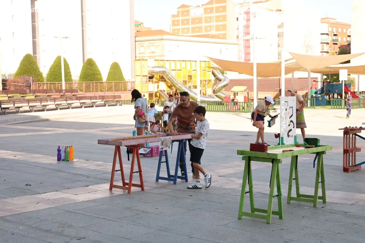 Juegos con materiales reciclados con el Festival de Artes de Calle | FOTOS: David Sañudo